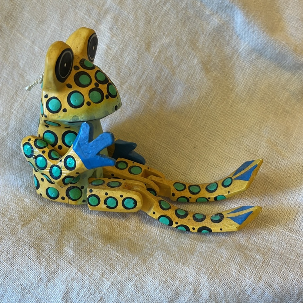 Articulated wooden frog ornament - Picture 2 of 6